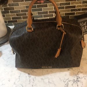 Micheal kors satchel signature bag